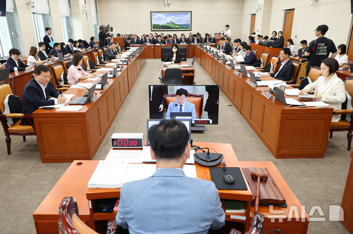 [서울=뉴시스] 최진석 기자 = 19일 여의도 국회에서 기후에너지환경노동위원회 제3차 전체회의가 열리고 있다. 2026.08.19. myjs@newsis.com