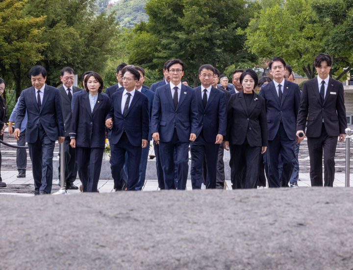 [서울=뉴시스] 정병혁 기자 = 김민석 더불어민주당 당대표를 비롯한 당 지도부가 19일 경남 김해시 진영읍 봉하마을을 찾아 고 노무현 전 대통령 묘역을 참배하고 있다.(사진=더불어민주당 제공) 2026.08.19. photo@newsis.com *재판매 및 DB 금지