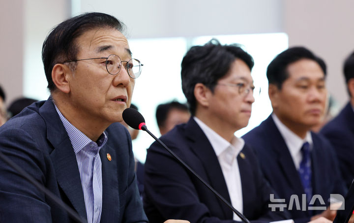 [서울=뉴시스] 고범준 기자 = 김윤덕 국토교통부 장관이 19일 서울 여의도 국회에서 열린 국토교통위원회 전체회의에서 의원 질의에 답변하고 있다. 2026.08.19. bjko@newsis.com