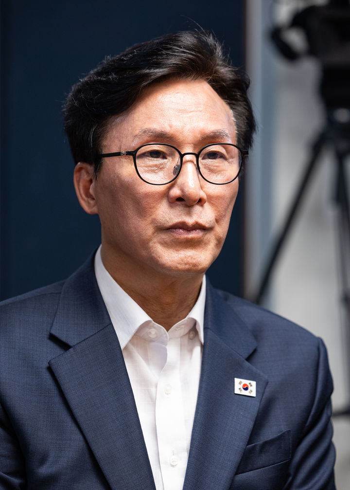 [서울=뉴시스] 정병혁 기자 = 김민석 더불어민주당 대표가 19일 경남 양산시 평산마을 문재인 전 대통령 사저를 방문해 문 전 대통령과 만나 면담을 하고 있다.(사진=더불어민주당 제공) 2026.08.19. photo@newsis.com *재판매 및 DB 금지
