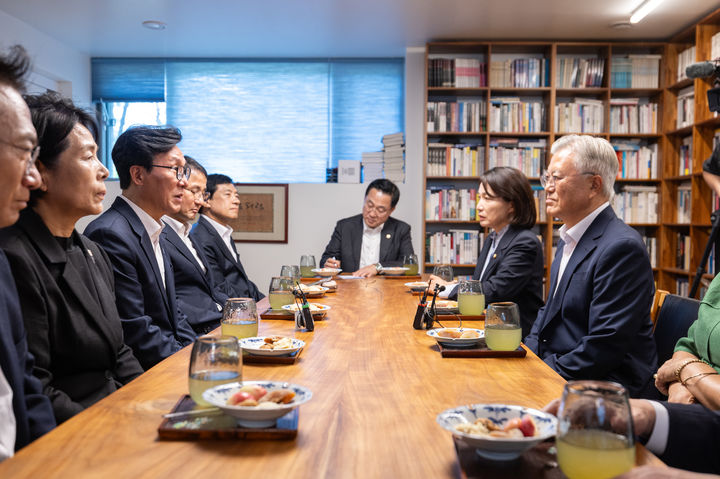 [서울=뉴시스] 정병혁 기자 = 김민석 더불어민주당 대표가 19일 경남 양산시 평산마을 문재인 전 대통령 사저를 방문해 문 전 대통령과 만나 면담을 하고 있다.(사진=더불어민주당 제공) 2026.08.19. photo@newsis.com *재판매 및 DB 금지
