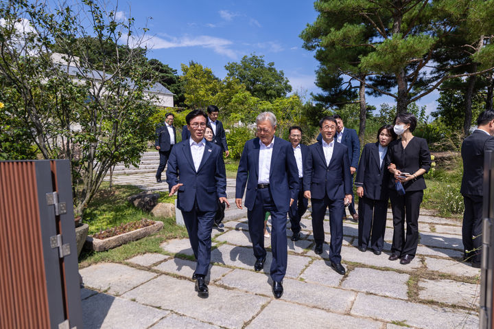 [서울=뉴시스] 정병혁 기자 = 김민석 더불어민주당 대표가 19일 경남 양산시 평산마을 문재인 전 대통령 사저를 방문한 뒤 사저를 나와 문 전 대통령의 배웅을 받고 있다.(사진=더불어민주당 제공) 2026.08.19. photo@newsis.com *재판매 및 DB 금지