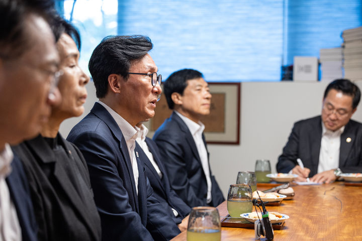 [서울=뉴시스] 정병혁 기자 = 김민석 더불어민주당 대표가 19일 경남 양산시 평산마을 문재인 전 대통령 사저를 방문해 문 전 대통령과 만나 면담을 하고 있다.(사진=더불어민주당 제공) 2026.08.19. photo@newsis.com *재판매 및 DB 금지