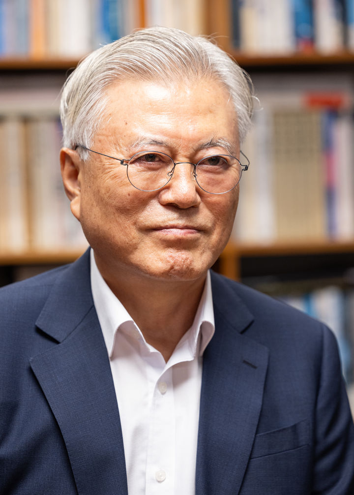 [서울=뉴시스] 정병혁 기자 = 문재인 전 대통령이 19일 경남 양산시 평산마을 사저에서 김민석 더불어민주당 대표와 만나 면담을 하고 있다.(사진=더불어민주당 제공) 2026.08.19. photo@newsis.com *재판매 및 DB 금지