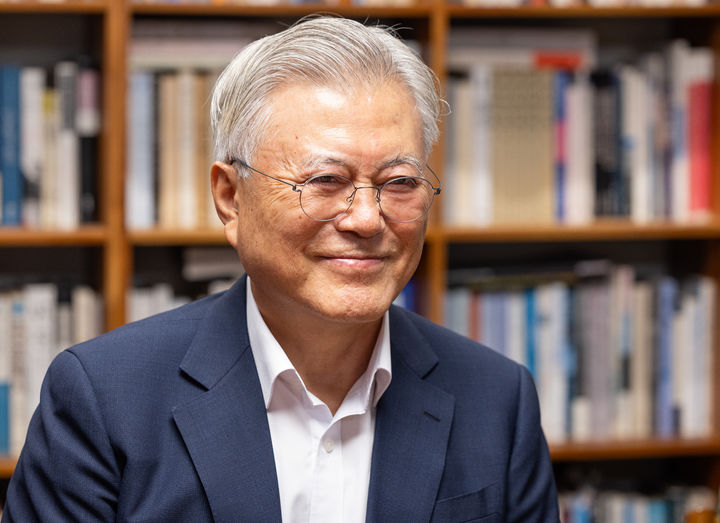 [서울=뉴시스] 정병혁 기자 = 문재인 전 대통령이 19일 경남 양산시 평산마을 사저에서 김민석 더불어민주당 대표와 만나 면담을 하고 있다.(사진=더불어민주당 제공) 2026.08.19. photo@newsis.com *재판매 및 DB 금지