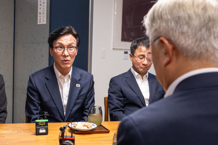 [서울=뉴시스] 정병혁 기자 = 김민석 더불어민주당 대표가 19일 경남 양산시 평산마을 문재인 전 대통령 사저를 방문해 문 전 대통령과 만나 면담을 하고 있다.(사진=더불어민주당 제공) 2026.08.19. photo@newsis.com *재판매 및 DB 금지
