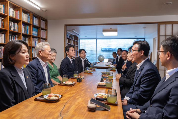 [서울=뉴시스] 정병혁 기자 = 김민석 더불어민주당 대표와 당 지도부가 19일 경남 양산시 평산마을 문재인 전 대통령 사저를 방문해 문 전 대통령과 만나 면담을 하고 있다.(사진=더불어민주당 제공) 2026.08.19. photo@newsis.com *재판매 및 DB 금지