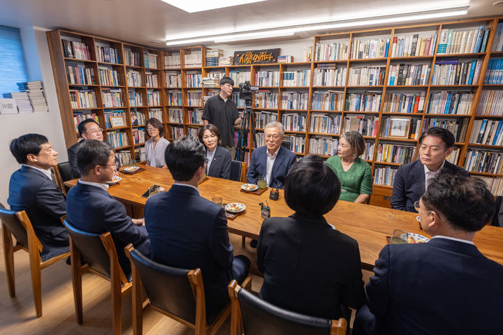 [서울=뉴시스] 정병혁 기자 = 김민석 더불어민주당 대표와 당 지도부가 19일 경남 양산시 평산마을 문재인 전 대통령 사저를 방문해 문 전 대통령과 만나 면담을 하고 있다.(사진=더불어민주당 제공) 2026.08.19. photo@newsis.com *재판매 및 DB 금지