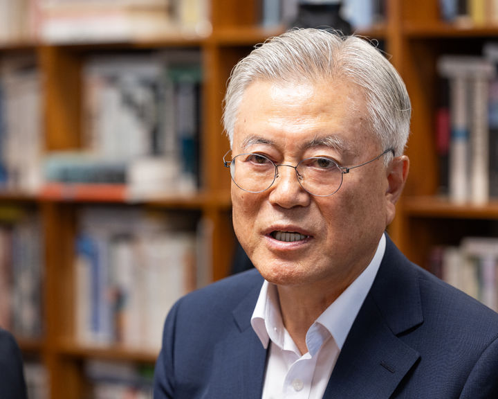 [서울=뉴시스] 정병혁 기자 = 문재인 전 대통령이 19일 경남 양산시 평산마을 사저에서 김민석 더불어민주당 대표와 만나 면담을 하고 있다.(사진=더불어민주당 제공) 2026.08.19. photo@newsis.com *재판매 및 DB 금지