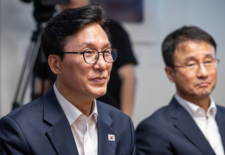 [서울=뉴시스] 정병혁 기자 = 김민석 더불어민주당 대표가 19일 경남 양산시 평산마을 문재인 전 대통령 사저를 방문해 문 전 대통령과 만나 면담을 하고 있다.(사진=더불어민주당 제공) 2026.08.19. photo@newsis.com *재판매 및 DB 금지