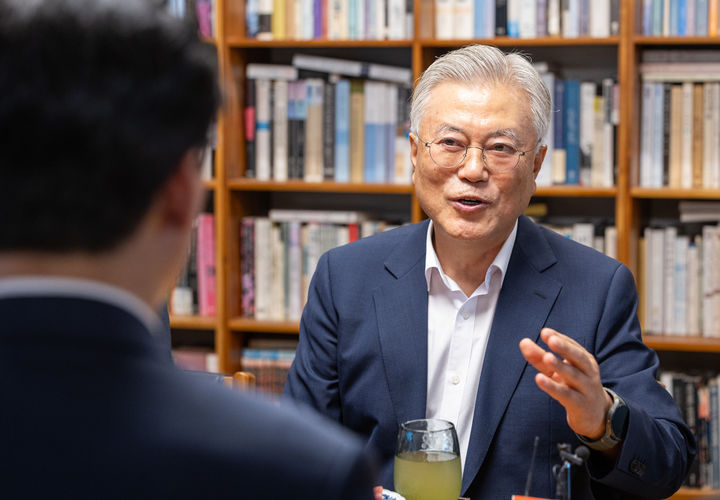 [서울=뉴시스] 정병혁 기자 = 문재인 전 대통령이 19일 경남 양산시 평산마을 사저에서 김민석 더불어민주당 대표와 만나 면담을 하고 있다.(사진=더불어민주당 제공) 2026.08.19. photo@newsis.com *재판매 및 DB 금지