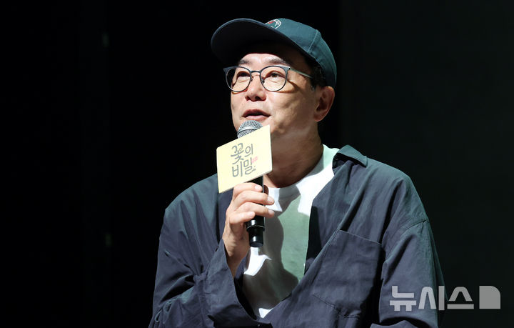 [서울=뉴시스] 박영태 기자 = 19일 오후 서울 종로구 혜화동 NOL 서경스퀘어에서 열린 연극 '꽃의 비밀' 기자간담회에서 장진 감독이 취재진 질문에 답변하고 있다. 2026.08.19. since1999@newsis.com