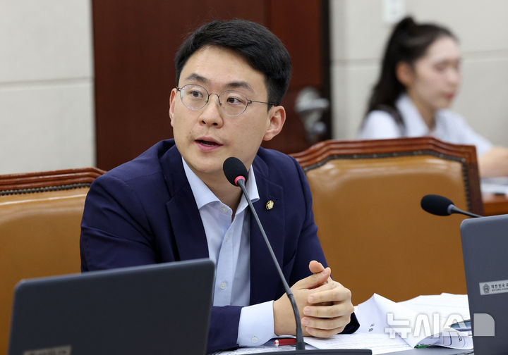 [서울=뉴시스] 고범준 기자 = 박지원 더불어민주당 의원이 19일 서울 여의도 국회에서 열린 보건복지위원회 전체회의에서 질의하고 있다. 2026.08.19. bjko@newsis.com