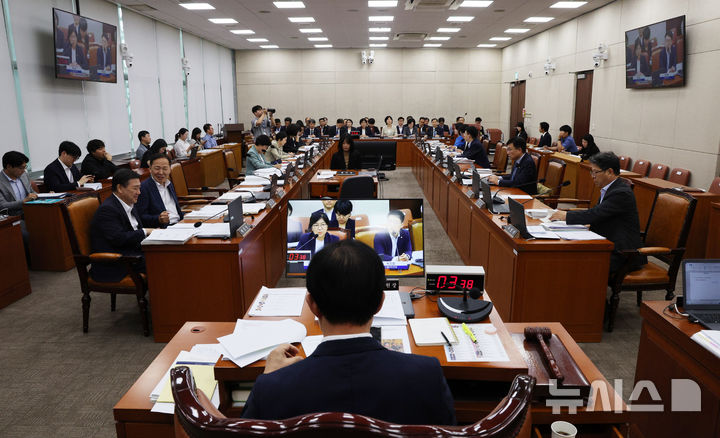 [서울=뉴시스] 고범준 기자 = 정은경 보건복지부 장관이 19일 서울 여의도 국회에서 열린 보건복지위원회 전체회의에서 의원 질의에 답변하고 있다. 2026.08.19. bjko@newsis.com