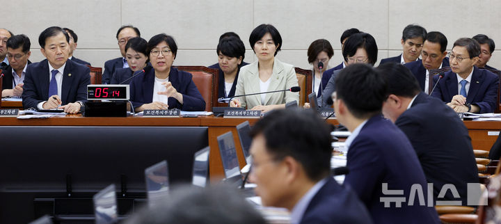[서울=뉴시스] 고범준 기자 = 정은경 보건복지부 장관이 19일 서울 여의도 국회에서 열린 보건복지위원회 전체회의에서 의원 질의에 답변하고 있다. 2026.08.19. bjko@newsis.com