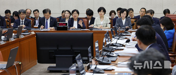[서울=뉴시스] 고범준 기자 = 정은경 보건복지부 장관이 19일 서울 여의도 국회에서 열린 보건복지위원회 전체회의에서 의원 질의에 답변하고 있다. 2026.08.19. bjko@newsis.com
