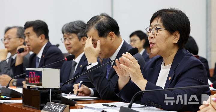 [서울=뉴시스] 고범준 기자 = 정은경 보건복지부 장관이 19일 서울 여의도 국회에서 열린 보건복지위원회 전체회의에서 의원 질의에 답변하고 있다. 2026.08.19. bjko@newsis.com