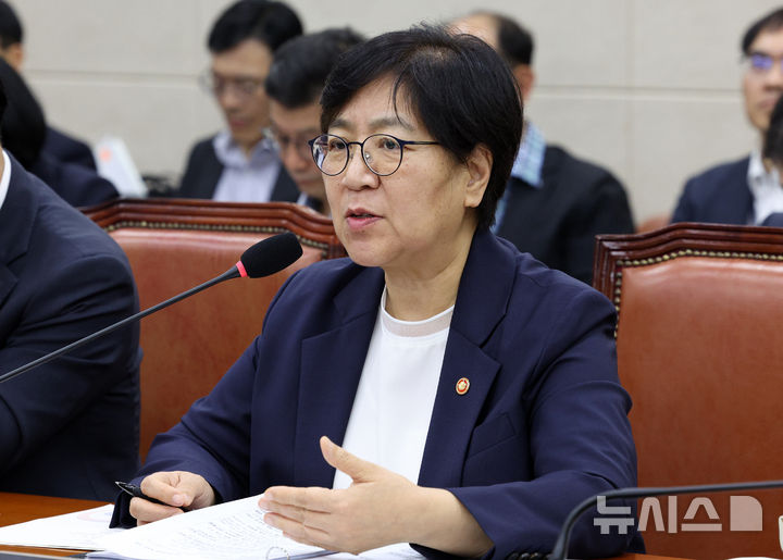 [서울=뉴시스] 고범준 기자 = 정은경 보건복지부 장관이 19일 서울 여의도 국회에서 열린 보건복지위원회 전체회의에서 의원 질의에 답변하고 있다. 2026.08.19. bjko@newsis.com