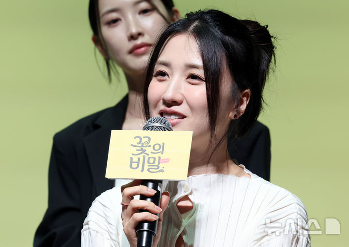 [서울=뉴시스] 박영태 기자 = 19일 오후 서울 종로구 혜화동 NOL 서경스퀘어에서 열린 연극 '꽃의 비밀' 기자간담회에서 박하선 배우가 장진 감독의 질문에 답변하고 있다. 2026.08.19. since1999@newsis.com