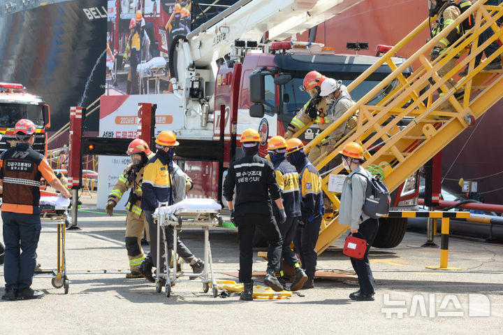 [울산=뉴시스] 배병수 기자 = 19일 오후 울산 동구 HD현대중공업 중형선사업부 5안벽에서 을지훈련 선박 드론공격 대응 종합훈련을 실시하고 있다. 2026.08.19. bbs@newsis.com.