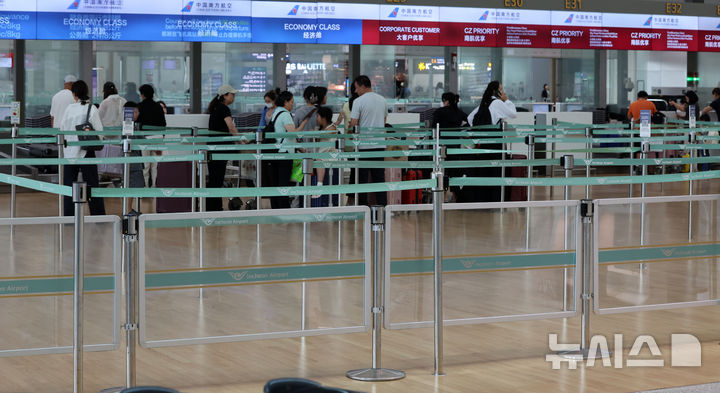 [인천공항=뉴시스] 이영환 기자 = 19일 인천국제공항 제1여객터미널 E카운터 진입로에 안전 펜스가 설치되어 있다.인천국제공항공사는 최근 일부 출국장에서 발생한 집단 새치기 행위를 막기 위해 안전 펜스를 설치했다. 2026.08.19. 20hwan@newsis.com