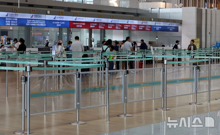 [인천공항=뉴시스] 이영환 기자 = 19일 인천국제공항 제1여객터미널 E카운터 진입로에 안전 펜스가 설치되어 있다.인천국제공항공사는 최근 일부 출국장에서 발생한 집단 새치기 행위를 막기 위해 안전 펜스를 설치했다. 2026.08.19. 20hwan@newsis.com
