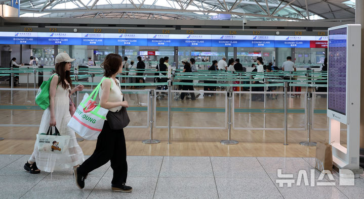 [인천공항=뉴시스] 이영환 기자 = 19일 인천국제공항 제1여객터미널 E카운터 진입로에 안전 펜스가 설치되어 있다.인천국제공항공사는 최근 일부 출국장에서 발생한 집단 새치기 행위를 막기 위해 안전 펜스를 설치했다. 2026.08.19. 20hwan@newsis.com