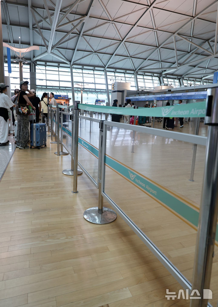 [인천공항=뉴시스] 이영환 기자 = 19일 인천국제공항 제1여객터미널 E카운터 진입로에 안전 펜스가 설치되어 있다.인천국제공항공사는 최근 일부 출국장에서 발생한 집단 새치기 행위를 막기 위해 안전 펜스를 설치했다. 2026.08.19. 20hwan@newsis.com