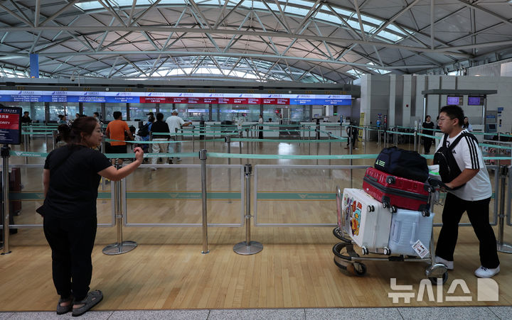 [인천공항=뉴시스] 이영환 기자 = 19일 인천국제공항 제1여객터미널 E카운터 진입로에 안전 펜스가 설치되어 있다.인천국제공항공사는 최근 일부 출국장에서 발생한 집단 새치기 행위를 막기 위해 안전 펜스를 설치했다. 2026.08.19. 20hwan@newsis.com