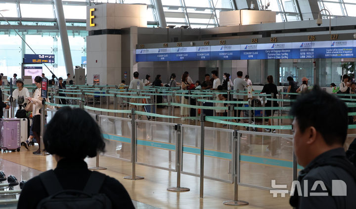 [인천공항=뉴시스] 이영환 기자 = 19일 인천국제공항 제1여객터미널 E카운터 진입로에 안전 펜스가 설치되어 있다.인천국제공항공사는 최근 일부 출국장에서 발생한 집단 새치기 행위를 막기 위해 안전 펜스를 설치했다. 2026.08.19. 20hwan@newsis.com