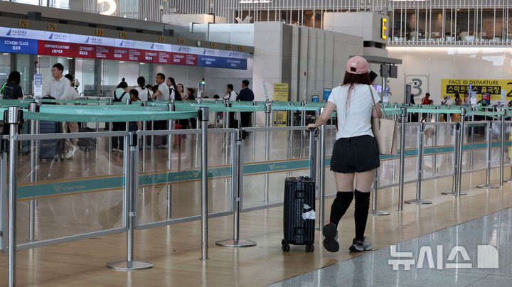 [인천공항=뉴시스] 이영환 기자 = 19일 인천국제공항 제1여객터미널 E카운터 진입로에 안전 펜스가 설치되어 있다.인천국제공항공사는 최근 일부 출국장에서 발생한 집단 새치기 행위를 막기 위해 안전 펜스를 설치했다. 2026.08.19. 20hwan@newsis.com