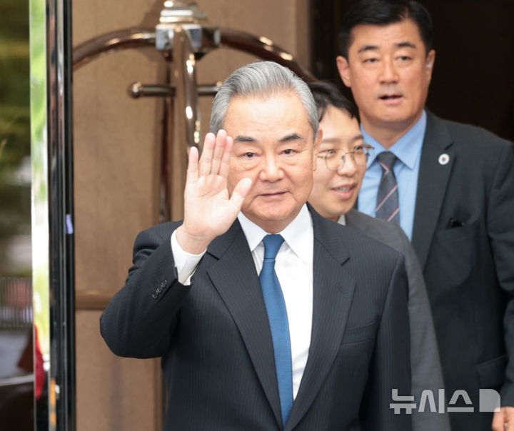 [서울=뉴시스] 전진환 기자 = 왕이 중국 외교부장 겸 공산당 중앙외사판공실 주임이 한중 외교장관회담을 갖고 한반도 정세 등에 대해 논의한다. 왕 부장이 19일 서울김포비즈니스항공센터를 통해 입국해 취재진을 향해 손을 들어 보이고 있다. 2026.08.19. amin2@newsis.com