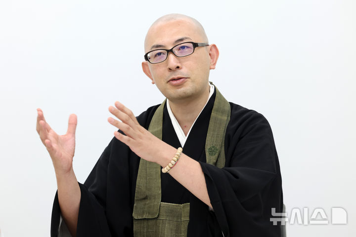 [서울=뉴시스] 박진희 기자 = 일본 요시무라 쇼요스님(조동종 보문사 주지, 정진 요리 전문가)이 지난 19일 서울 종로구 불교문화사업단에서 인터뷰 하고 있다. 2026.08.23. pak7130@newsis.com