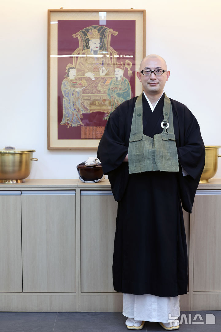 [서울=뉴시스] 박진희 기자 = 일본 요시무라 쇼요스님(조동종 보문사 주지, 정진 요리 전문가)이 지난 19일 서울 종로구 불교문화사업단에서 인터뷰 하고 있다. 2026.08.23. pak7130@newsis.com