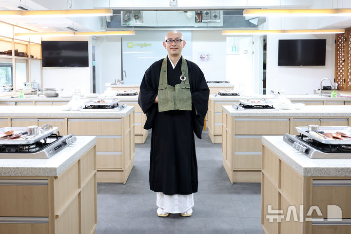 [서울=뉴시스] 박진희 기자 = 일본 요시무라 쇼요스님(조동종 보문사 주지, 정진 요리 전문가)이 지난 19일 서울 종로구 불교문화사업단에서 인터뷰 하고 있다. 2026.08.23. pak7130@newsis.com