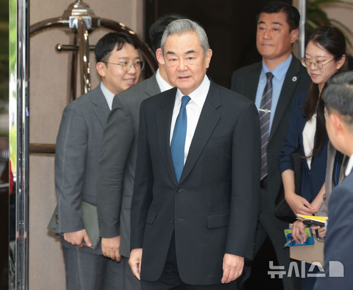 [서울=뉴시스] 전진환 기자 = 왕이 중국 외교부장 겸 공산당 중앙외사판공실 주임이 한중 외교장관회담을 갖고 한반도 정세 등에 대해 논의 19일 서울김포비즈니스항공센터를 통해 입국하고 있다. 2026.08.19. amin2@newsis.com