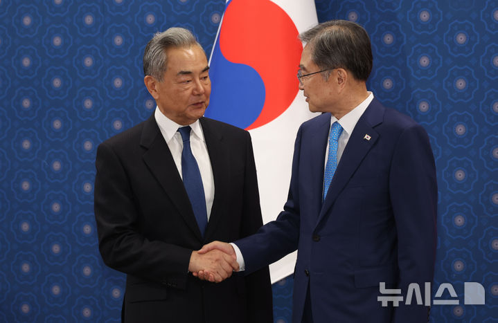[서울=뉴시스] 조수정 기자 = 조현 외교부 장관과 왕이 중국 외교부장 겸 공산당 중앙외사판공실 주임이 19일 오후 서울 종로구 외교부에서 한중 외교장관회담에 앞서 악수하고 있다. (공동취재) 2026.08.19. chocrystal@newsis.com