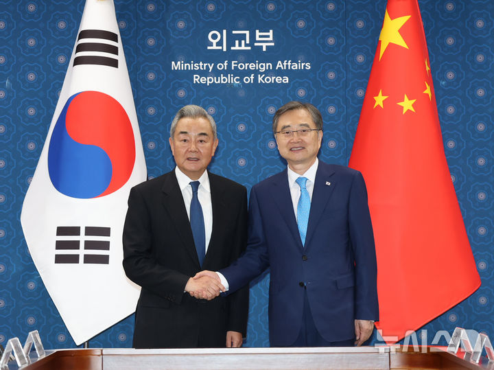 [서울=뉴시스] 조수정 기자 = 조현 외교부 장관과 왕이 중국 외교부장 겸 공산당 중앙외사판공실 주임이 19일 오후 서울 종로구 외교부에서 한중 외교장관회담에 앞서 악수하고 있다. (공동취재) 2026.08.19. chocrystal@newsis.com