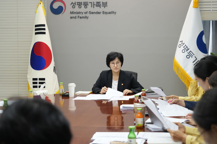 [서울=뉴시스] 원민경 성평등가족부 장관이 지난 8월 19일 오후 정부서울청사에서 개정 형사소송법 상의 여성폭력 피해자의 권리 보호방안에 관해 현장전문가의 의견을 청취하고 있다. (사진=성평등가족부 제공). 2026.08.19. photo@newsis.com *재판매 및 DB 금지
