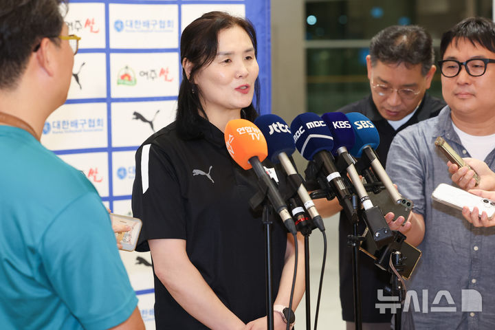 [인천공항=뉴시스] 이영환 기자 = 이승여 한국 17세 이하(U-17) 여자 배구 대표팀 감독이 19일 오후 인천국제공항 제2여객터미널을 통해 귀국해 인터뷰를 하고 있다.17세 이하(U-17) 여자 배구 대표팀은 국제배구연맹(FIVB) 세계선수권대회에서 최종 6위를 기록했다. 2026.08.19. 20hwan@newsis.com