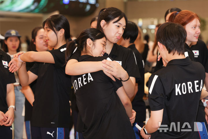 [인천공항=뉴시스] 이영환 기자 = 한국 17세 이하(U-17) 여자 배구 대표팀 손서연이 19일 오후 인천국제공항 제2여객터미널을 통해 귀국해 장수인과 포옹하고 있다.17세 이하(U-17) 여자 배구 대표팀은 국제배구연맹(FIVB) 세계선수권대회에서 최종 6위를 기록했다. 2026.08.19. 20hwan@newsis.com