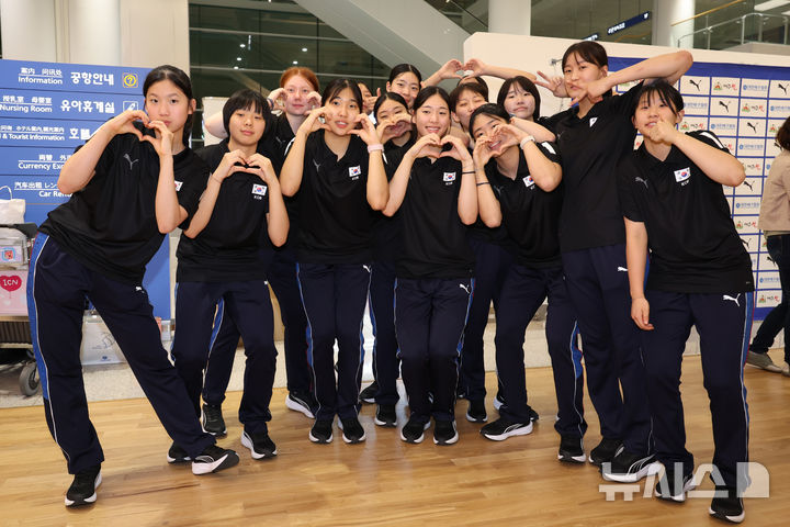 [인천공항=뉴시스] 이영환 기자 = 한국 17세 이하(U-17) 여자 배구 대표팀 선수들이 19일 오후 인천국제공항 제2여객터미널을 통해 귀국해 기념촬영을 하고 있다.17세 이하(U-17) 여자 배구 대표팀은 국제배구연맹(FIVB) 세계선수권대회에서 최종 6위를 기록했다. 2026.08.19. 20hwan@newsis.com
