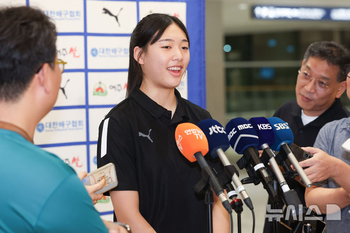[인천공항=뉴시스] 이영환 기자 = 한국 17세 이하(U-17) 여자 배구 대표팀 손서연이 19일 오후 인천국제공항 제2여객터미널을 통해 귀국해 인터뷰를 하고 있다.17세 이하(U-17) 여자 배구 대표팀은 국제배구연맹(FIVB) 세계선수권대회에서 최종 6위를 기록했다. 2026.08.19. 20hwan@newsis.com