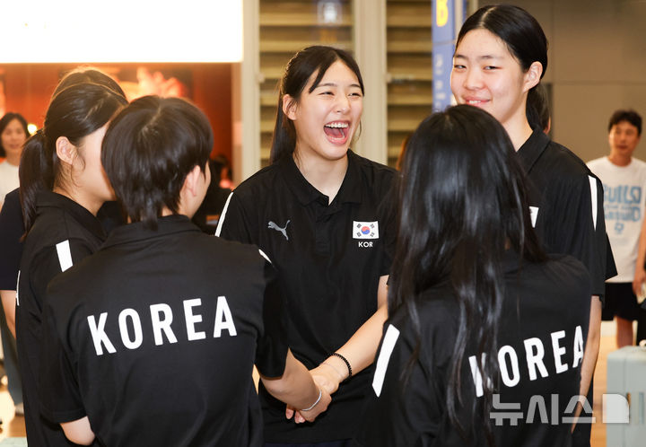 [인천공항=뉴시스] 이영환 기자 = 한국 17세 이하(U-17) 여자 배구 대표팀 손서연이 19일 오후 인천국제공항 제2여객터미널을 통해 귀국해 동료들과 대화하고 있다.17세 이하(U-17) 여자 배구 대표팀은 국제배구연맹(FIVB) 세계선수권대회에서 최종 6위를 기록했다. 2026.08.19. 20hwan@newsis.com
