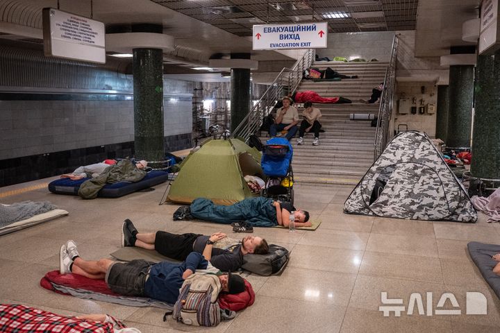 [키이우(우크라이나)=AP/뉴시스] 20일 새벽(현지 시간) 우크라이나 키이우 주민들이 밤사이 러시아의 공격이 이어지자, 지하철역에 대피해 잠을 자고 있다. 19일 밤에서 20일 새벽 사이 우크라이나 수도 키이우에서 러시아의 미사일 포격으로 최소 16명이 사망했다고 관계자들이 20일 밝혔다. 2026.08.20.