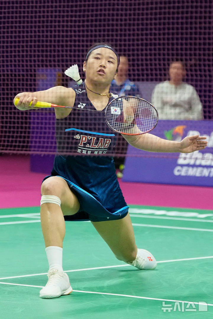 [뉴델리=AP/뉴시스] 안세영(1위)이 20일(현지 시간) 인도 뉴델리에서 열린 2026 세계배드민턴연맹(BWF) 세계선수권대회 여자 단식 16강전에서 미아 블리크펠트(16위·덴마크)와 경기하고 있다. 안세영이 43분 만에 2-0(21-16 21-10)으로 승리하고 8강에 올랐다. 2026.08.20.