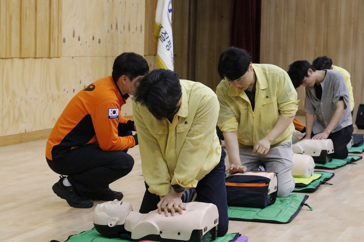 [세종=뉴시스] 축산물품질평가원 직원들이 2026년 을지연습 기간에 심폐소생술 및 자동심장충격기 사용 실습을 하고 있다. (사진=축평원 제공) *재판매 및 DB 금지