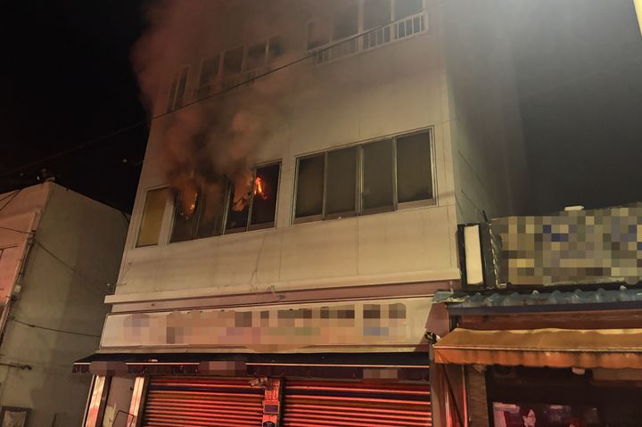 [부산=뉴시스] 20일 오전 부산 부산진구의 한 상가주택에서 불이 났다. (사진=부산소방재난본부 제공) 2026.08.20. photo@newsis.com *재판매 및 DB 금지