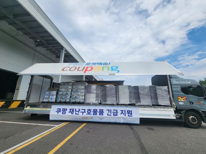 [서울=뉴시스] 경남 거제 지역 이재민을 위한 구호물품을 실은 쿠팡 차량 모습. (사진=쿠팡 제공) *재판매 및 DB 금지