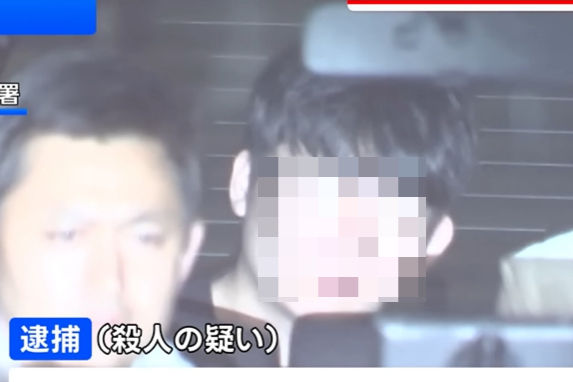 [서울=뉴시스]스토킹 및 살인 혐의를 받고 있는 박모씨가 경찰차로 호송되고 있다.(사진=TBS 뉴스 캡처)2026.08.20.